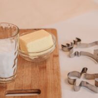 Bloc de beurre dans un bol, avec verre de sel et emporte-pièces